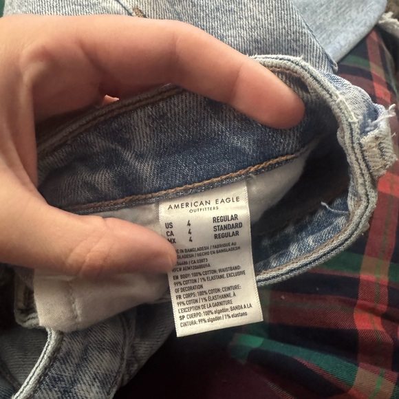 American Eagle Mom Jean Light Wash Distressed Straight Leg Jeans Size 4 regular - Picture 7 of 8